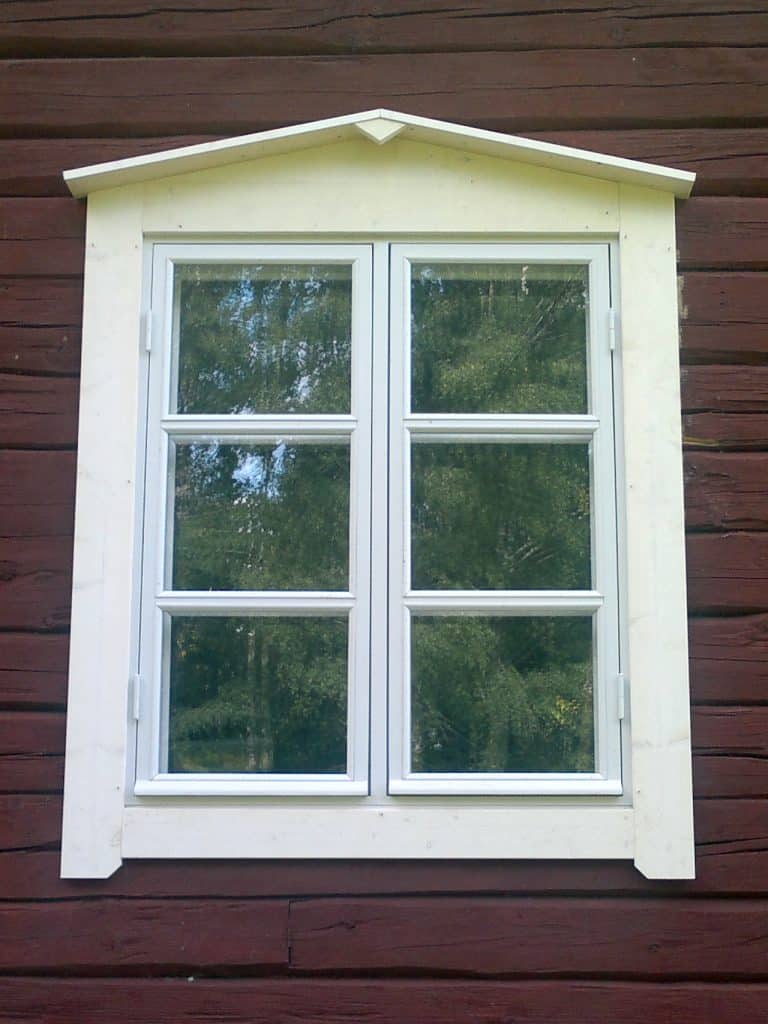 Vanhan ikkunan listoitus.