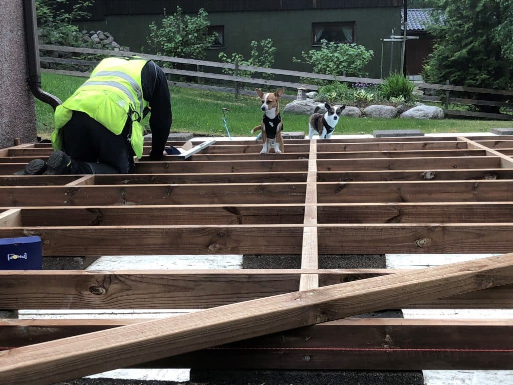 Terassin rakennusta.